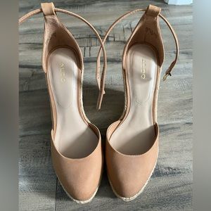Brand new aldo platform shoes in beige size 5
